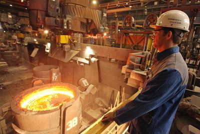 Un trabajador supervisa el fundido del acero en la fábrica de la empresa Voestalpine en Linz.