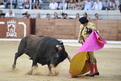 El diestro Enrique Ponce con su primer toro de la tarde en feria de La Blanca, ayer en Vitoria.