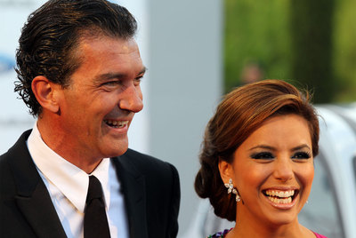El actor malagueño Antonio Banderas y la actriz tejana de origen mexicano Eva Longoria celebraron ayer en Marbella una cena a beneficio de sus respectivas fundaciones. Cada comensal pagó por un mínimo de 1.000 euros. El precio subía en función del personaje famoso con el que se compartiera mesa. La posible presencia de Michelle Obama disparó las peticiones de asistencia a un acto en el que Longoria mezcló el inglés y el español para calmar sus nervios por estar en  the mother country .