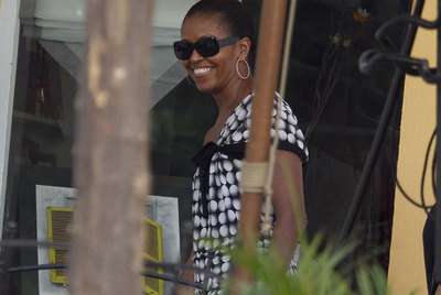 Michelle Obama pasea por el centro de Marbella.