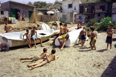 Niños al sol en la playa de Bab-El-Oued, uno de los barrios obreros de Argel, en agosto de 2000.