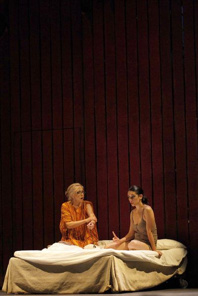 Las actrices Cristina Rota (a la izquierda) y Nur Al Levi, en una escena de  Memento Mori.  