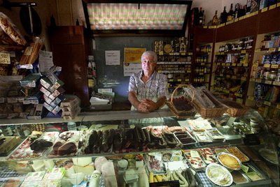 Juan Francisco Sala, propietario de un comercio de alimentación cerca de la plaza del Centre, en el barrio de Sants, quien reducirá este año sus vacaciones a la mitad.
