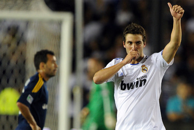 Gonzalo Higuaín celebra el primero de sus dos goles ante el Galaxy de los Ángeles.