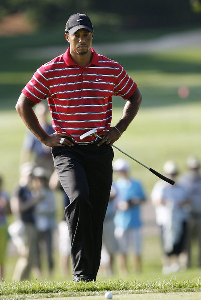 Tiger Woods, ayer, pensativo ante la pelota.