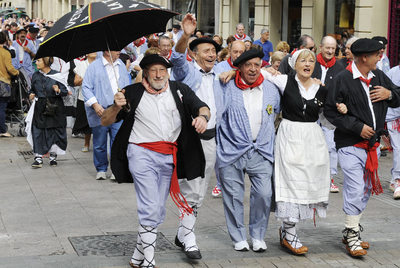 Los veteranos   blusas   celebran las fiestas en el día dedicado a ellos.