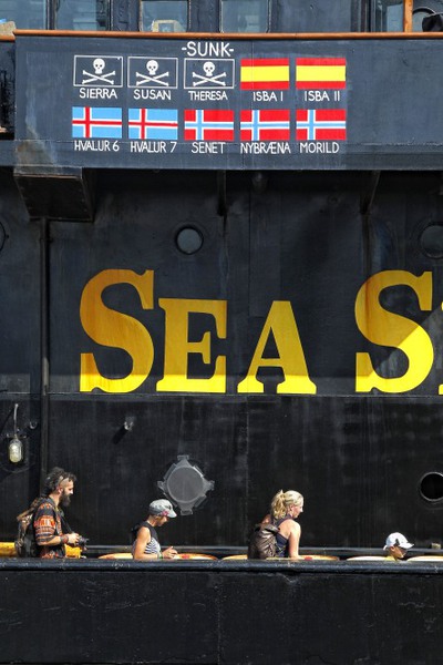 Turistas visitan el 'Steve Irwin', que muestra los pesqueros que ha abordado