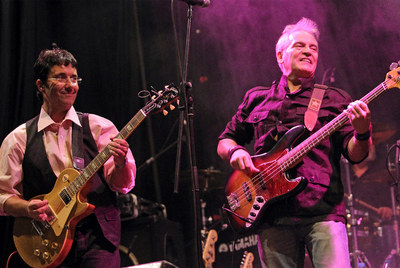 Lele Laina y José Luis Jiménez, guitarrista y bajista de Topo, respectivamente, durante el concierto de ayer en Lavapiés.