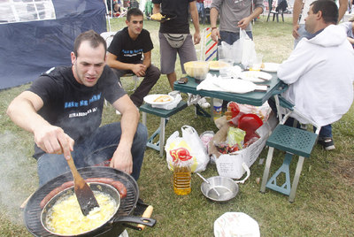 Un grupo de jóvenes participa en el concurso de tortillas de Astrabudua.