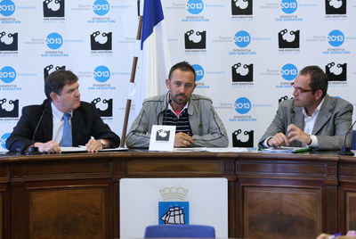 De izquierda a derecha, Iñaki Almandoz, representante de Kutxa, entidad que patrocina el concierto; el concejal de Cultura, Denis Itxaso, e Iñigo Alberdi, ayer en la presentación del recital en el Ayuntamiento de San Sebastián.rnEl organista Willibald Guggenmos actúa en la Quincena Musical.