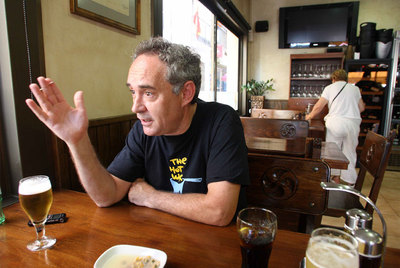 Ferran Adrià durante el aperitivo en un bar de la cala Montjoi (Roses, Girona).