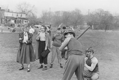 Arriba, tarde de béisbol de 1947 con el arreglista Pete Rugolo (con el bate) y la cantante June Chisty (primera por la izquierda).