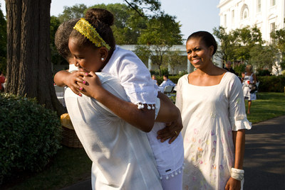 Sasha Obama abraza a su padre ante la mirada de su madre en su bienvenida a Washington.