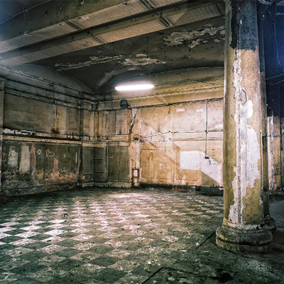 Aún pueden verse las baldosas originales de los pasillos junto a lo que parecen los restos de los lavabos públicos.