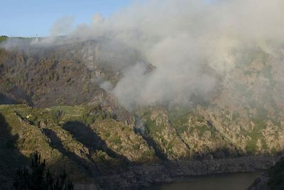 Un incendio que se desató a última hora de la tarde en el Cañón de Sil, en el municipio lucense de Sober