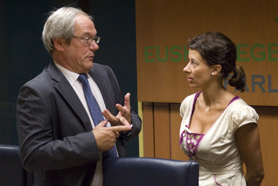 Fernando Toña compareció el pasado 17 de julio ante la comisión parlamentaria que investiga el   caso Margüello.   En la imagen, habla con la presidenta de la misma, la parlamentaria del PP Laura Garrido, antes de prestar testimonio.