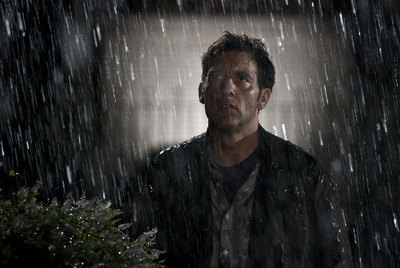 Clive Owen (arriba), durante el rodaje en Londres de  Intruders,  de Juan Carlos Fresnadillo (abajo).