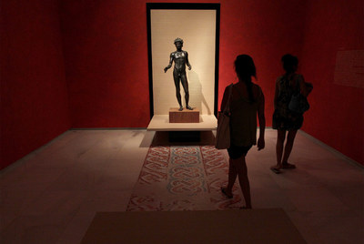 Visitantes admiran la escultura romana    Efebo de Antequera  ,  en el Palacio Episcopal de Málaga.