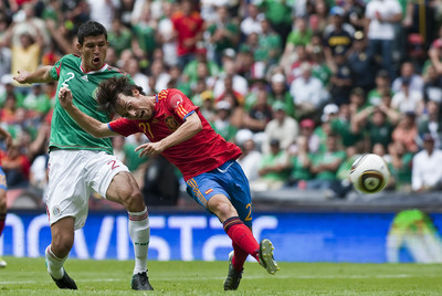 Silva, acosado por Rodríguez, en el momento de disparar y conseguir el gol del empate para España.