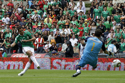 Chicharito Hernández, libre de marcaje ante Casillas, firma el tanto mexicano