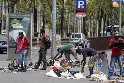 A diario se repite la imagen. Inmigrantes que desmontan la manta y cargan el fardo para huir cuando la policía se acerca.