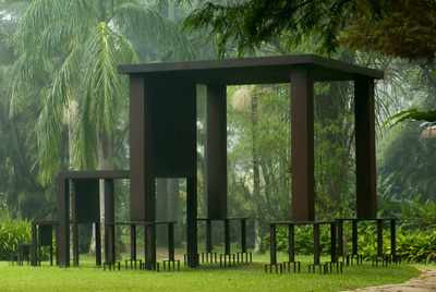  Inmensa  (2002), escultura de Cildo Meireles, en Inhotim.