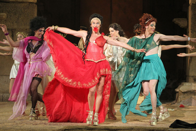 Paco León (de rojo), en una escena de  Lisístrata. 