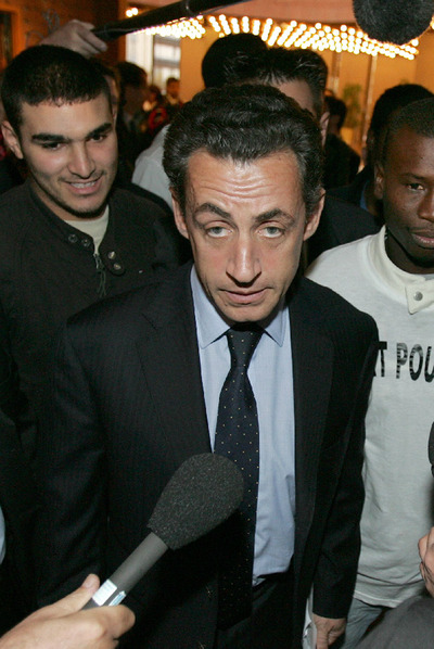 Nicolas Sarkozy, durante un encuentro con jóvenes de la  banlieue  parisina, tras los disturbios de 2005.