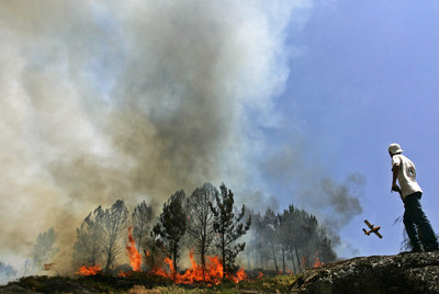 Una avioneta arroja agua sobre el fuego que destruye un bosque de la localidad de Soajo, al norte de Portugal.