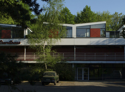 Eternit-Haus, una de las obras emblemáticas de los años cincuenta del arquitecto Paul Baumgarten, en la Altonaer Strasse, número 1, de Berlín.rnEl edificio de apartamentos de Óscar Niemeyer en la calle berlinesa de Altonaer, 4-14, en el área de Tiergarten.rn. H.