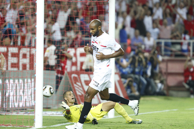 Kanouté, ante Miño tras marcar uno de sus dos goles al Barcelona.