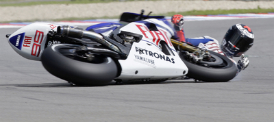 Lorenzo se cae de la moto en los entrenamientos de ayer en Brno.