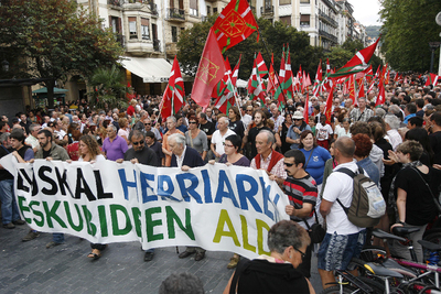 Cabeza de la manifestación   abertzale   que se celebró ayer en San Sebastián.