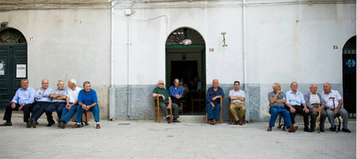 Arriba, vecinos en la plaza de Piana degli Albanesi, cerca de Palermo, una tarde de la semana pasada. Abajo, comedor restaurante de Portella della Ginestra donde se sirven productos biológicos cultivados en las tierras  liberadas .