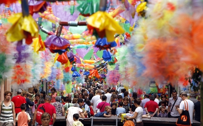 FOTOGALERIA: El día de Gràcia gana adeptos