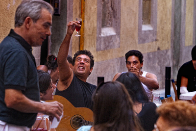 En la plaza del Raspall se cuenta una leyenda relacionada con una piedra magnética enterrada, la  pedra dels Carallots .