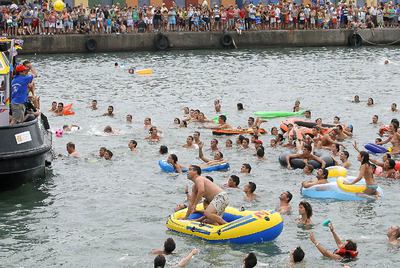 En la imagen, el lanzamiento de las pelotas desde una barcaza en Puerto de Sagunto