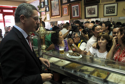 El alcalde de Madrid, Alberto Ruiz-Gallardón, ayer detrás de la barra de un bar.