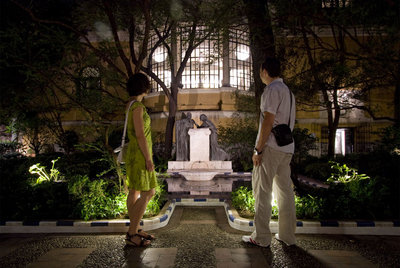 Arriba, dos visitantes del museo Sorolla en su jardín exterior.