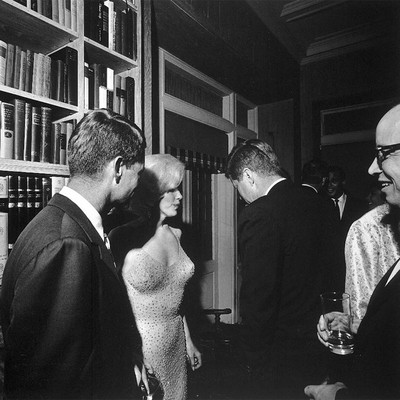 Marilyn Monroe habla con John F. Kennedy horas después del famoso  Happy Birthday Mr. President,   en mayo de 1962. rnEl cantante de U2, Bono.
