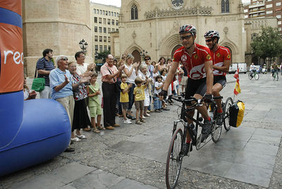 Siete países, 37 días, 4.800 kilómetros. Los castellonenses Iván Sánchez y José Luis Esquer culminaron ayer en la plaza Mayor de Castellón su recorrido  Europa en tándem  a favor de la lucha contra el cáncer