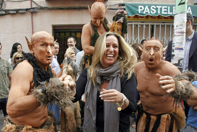 Trinidad Jiménez, durante la visita que realizó ayer al concurso de estatuas vivientes de Leganés.