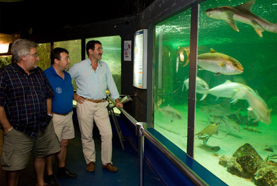 De izquierda a derecha, Alfredo Fernández, Manuel Ochoa y Juan Búa, propietarios del Acquarium.