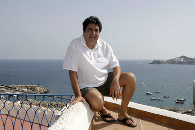 Jesús Pozo, director de la revista funeraria  Adiós,  la única de esta temática, en su casa de verano en Almería.