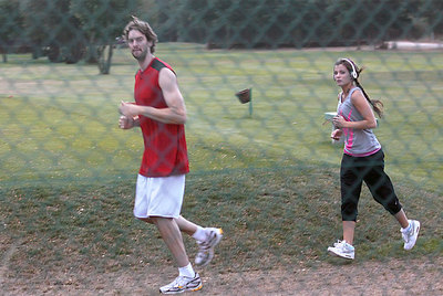 Pau Gasol y Silvia López, su novia desde hace ya un año, están pasando en España sus vacaciones y se encuentran en Galicia, hasta donde llegaron para visitar a la familia de la joven animadora de baloncesto. Pero como parece que ninguno de los dos quiere perder la forma durante el verano, salieron juntos a correr en un campo de golf de Pontevedra. Más tarde, la pareja se desplazó a la aldea de Carballo de Lor, en Quiroga (Lugo), donde Silvia quiso presentar a su novio a su familia.