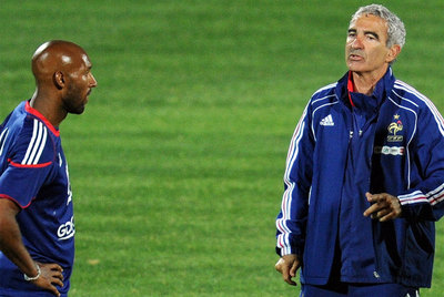 Anelka y Raymond Domenech, durante un entrenamiento.