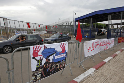 Carteles colocados por  activistas marroquíes en la tierra de nadie junto a la frontera de Melilla.