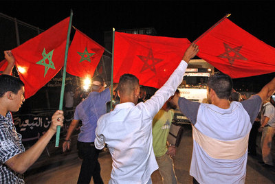 Camioneros marroquíes protestan anoche en uno de los pasos fronterizos con Melilla.