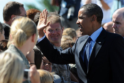 Barack Obama saluda a un grupo de soldados y familiares tras llegar a Milwaukee, en el Estado de Wisconsin.