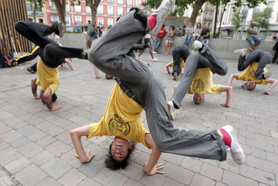 Alumnos practicando la  capoeira  en la plaza de Tirso de Molina.